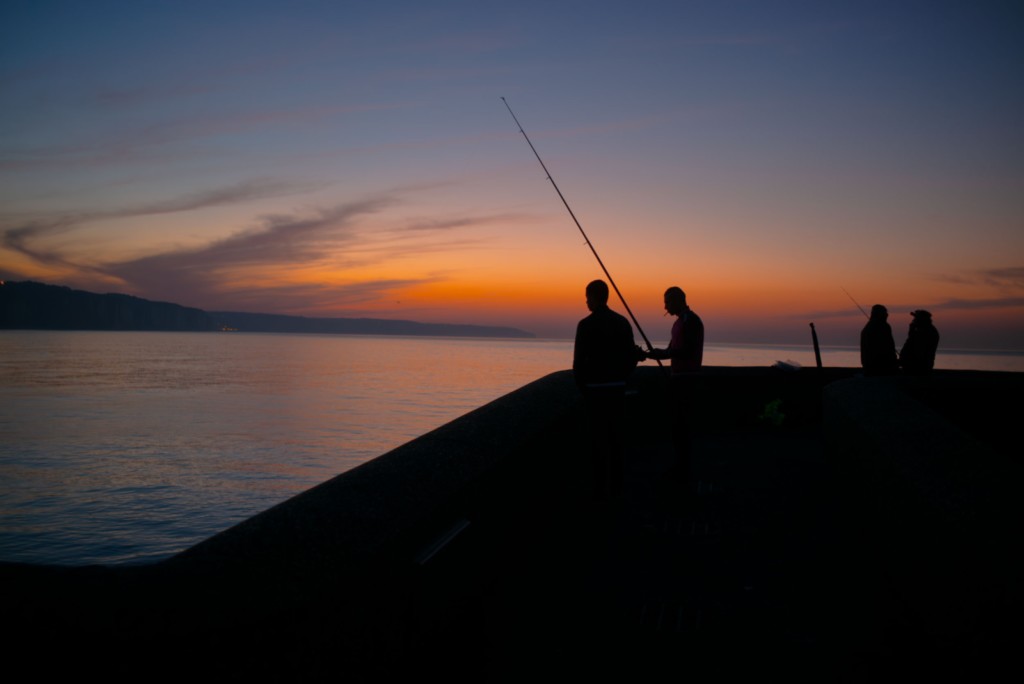 Dieppe les pêcheurs sur la jetée - Normandie -